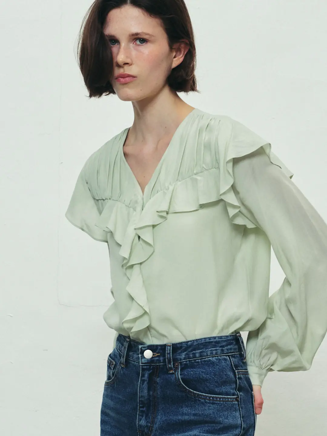 쏘이르 RUFFLE SHIRRING BLOUSE - GREEN 상품 이미지 1