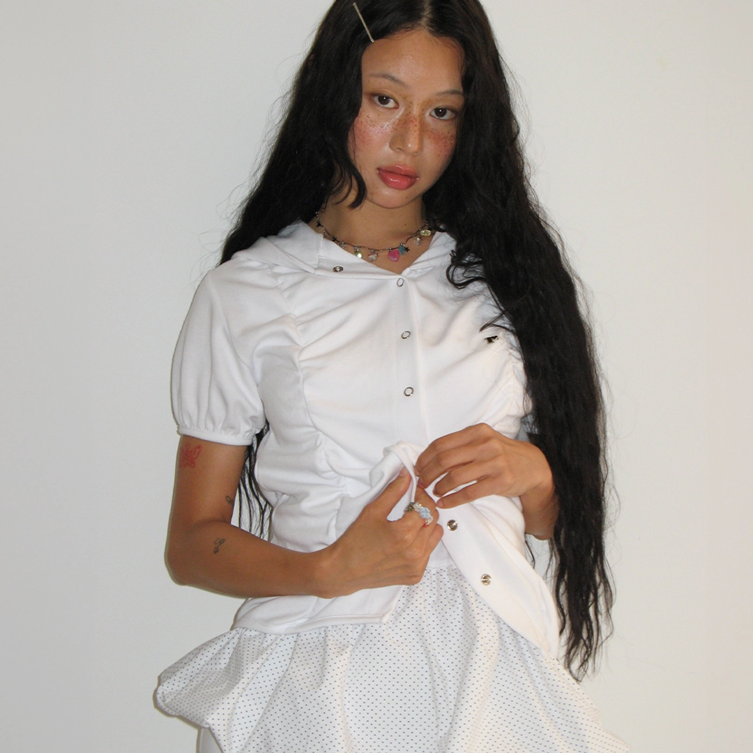 론론 SHIRRING SNAP SHORT HOODIE WHITE 상품 이미지 1