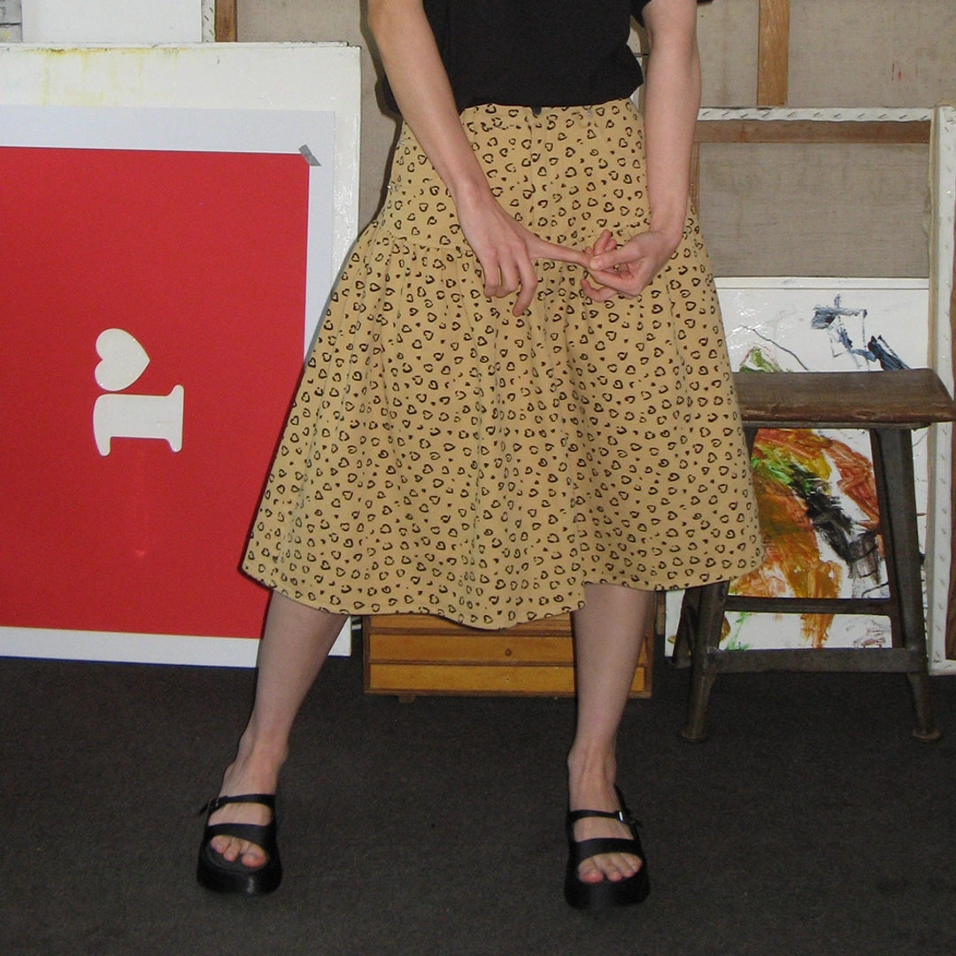 론론 SHIRRING FLARE MID SKIRT HEART LEOPARD BEIGE 상품 이미지 2