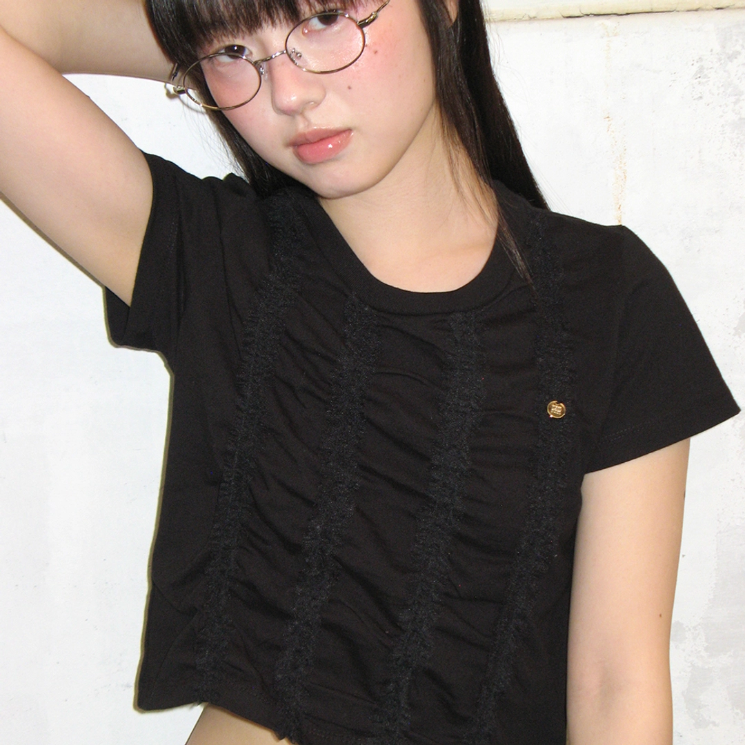 론론 FRILL LINE PENDENT CROP SHORT T SHIRT BLACK 상품 이미지 2