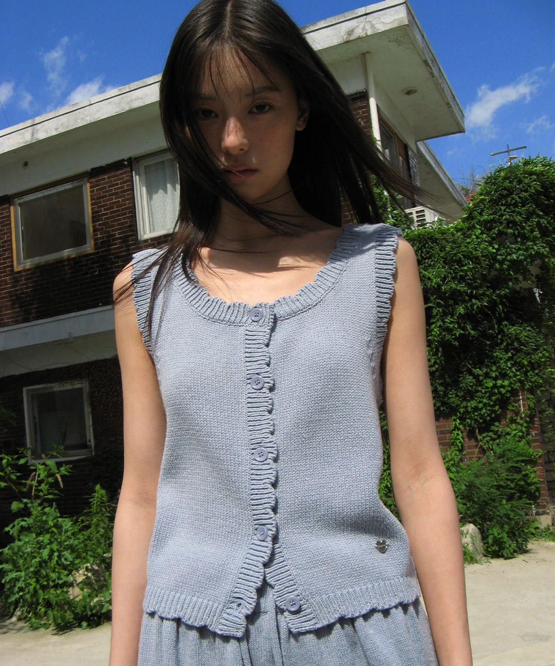 론론 SCALLOP TRIM KNIT SLEEVELESS CARDIGAN SOFT BLUE 상품 이미지 1