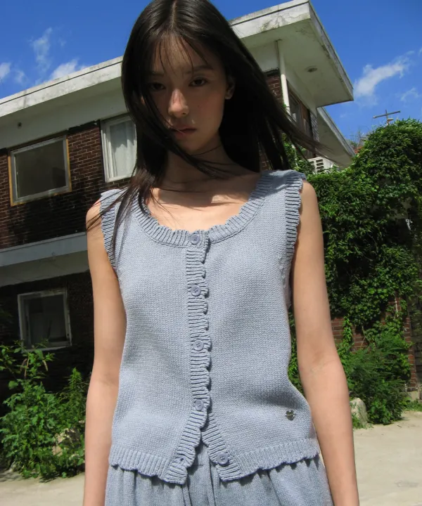 SCALLOP TRIM KNIT SLEEVELESS CARDIGAN SOFT BLUE