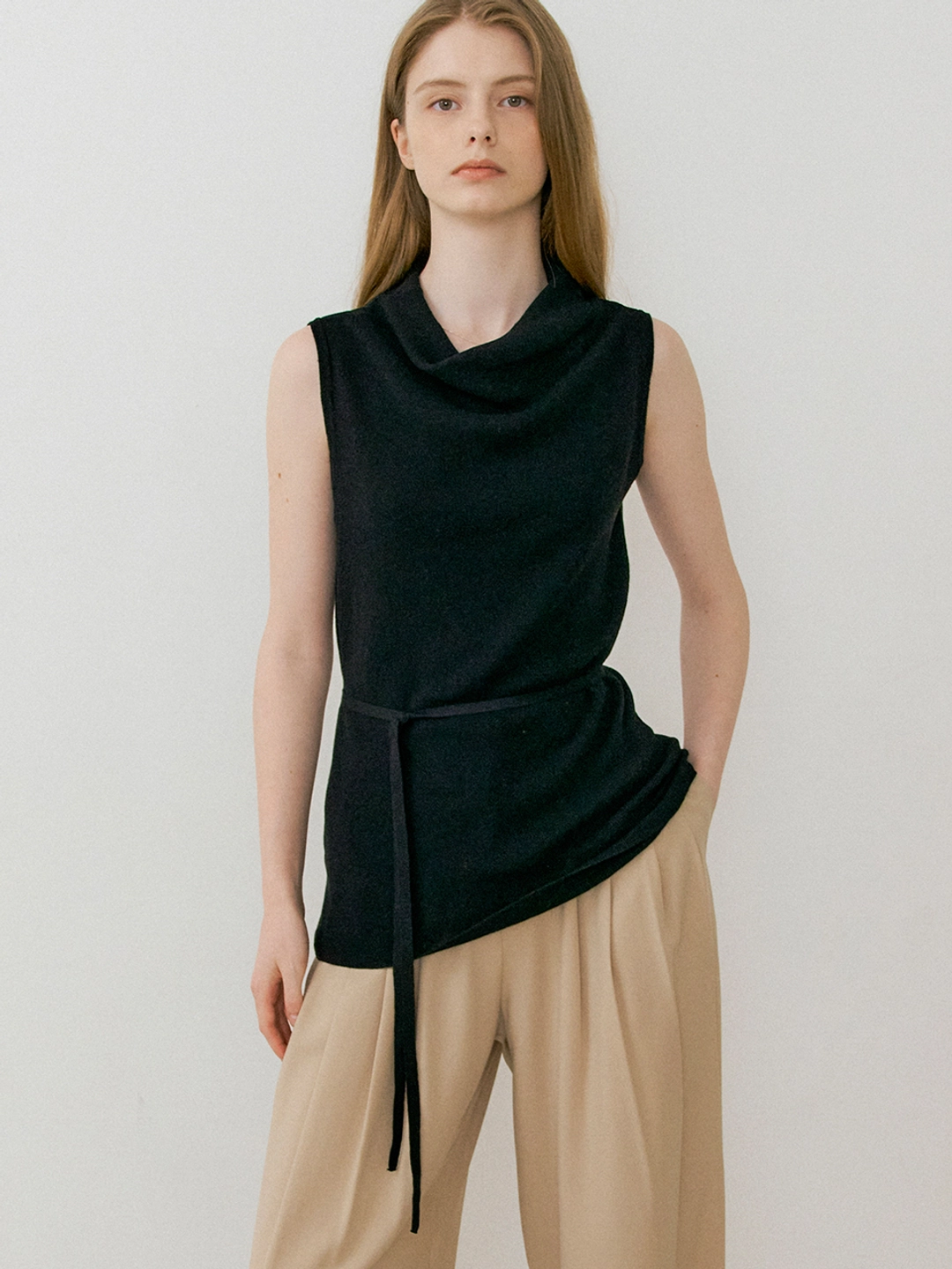 아워코모스 comos 1467 cotton drape neck sleeveless knit (black) 상품 이미지 2