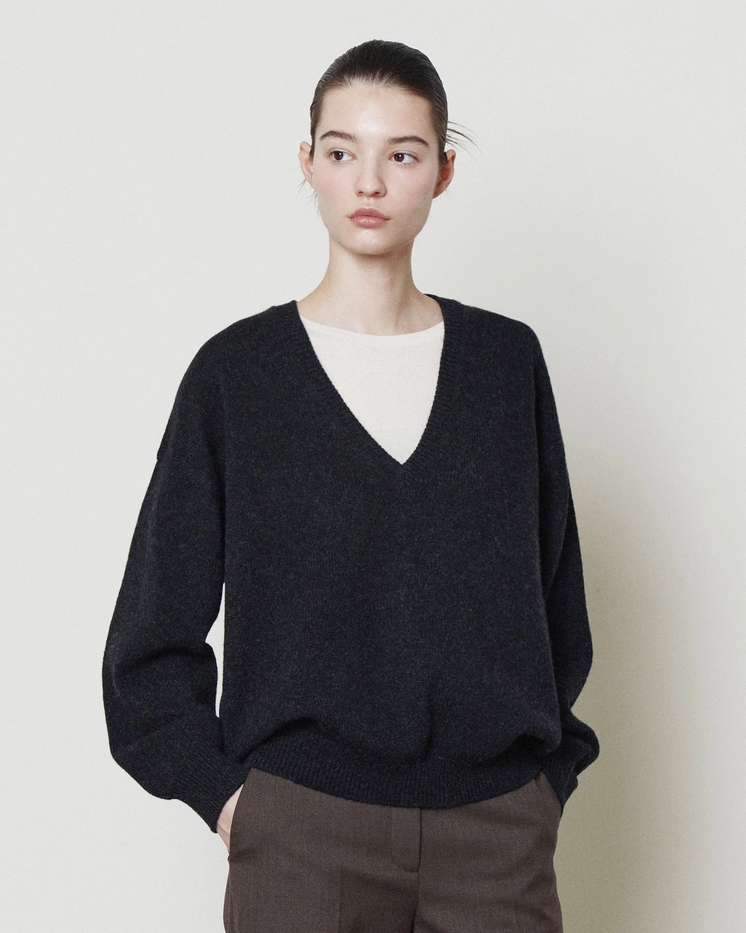 브라운야드 W Deep V Neck Sweater, Charcoal 상품 이미지 2