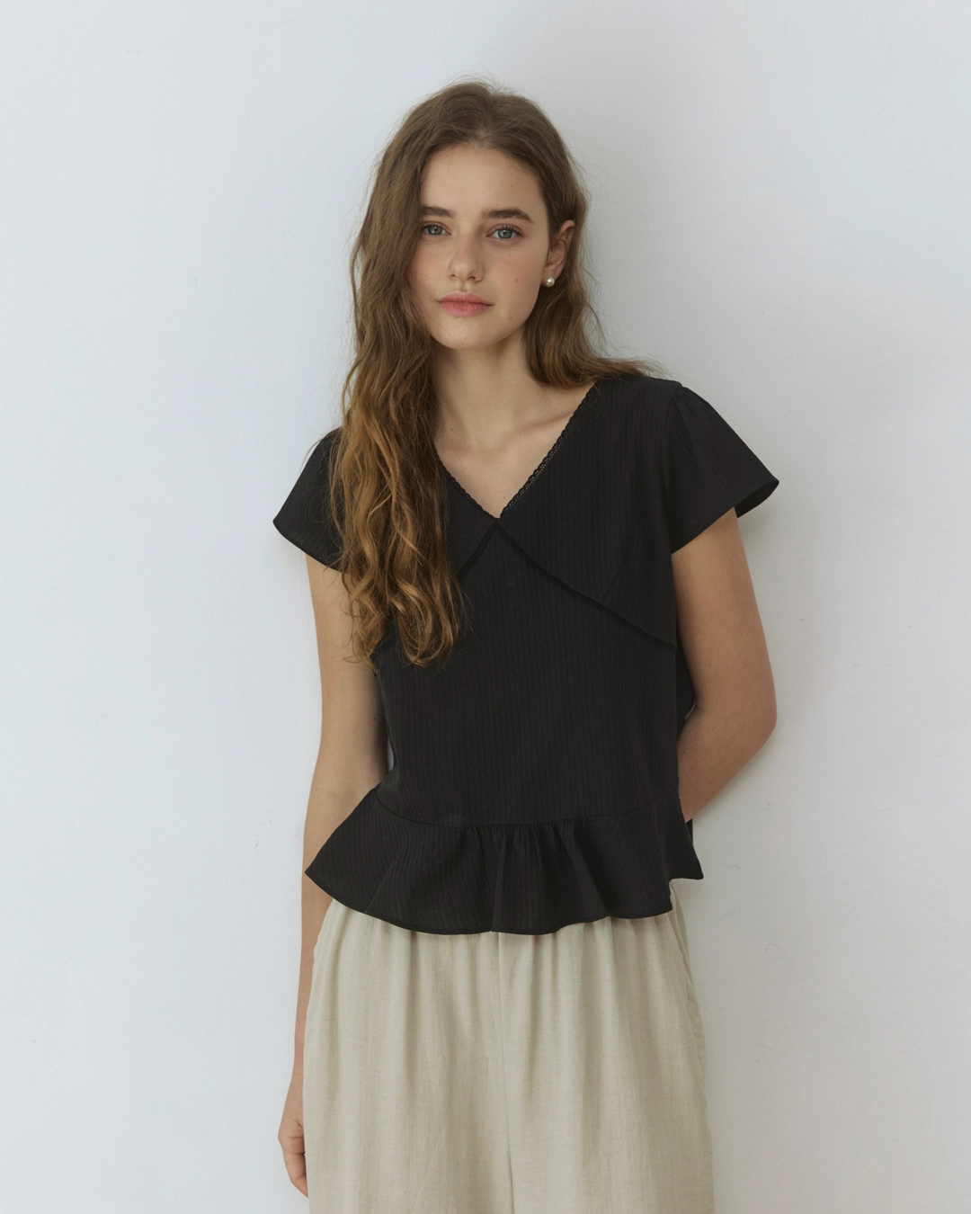 어다울 V cut lace jacquard blouse - black 상품 이미지 2