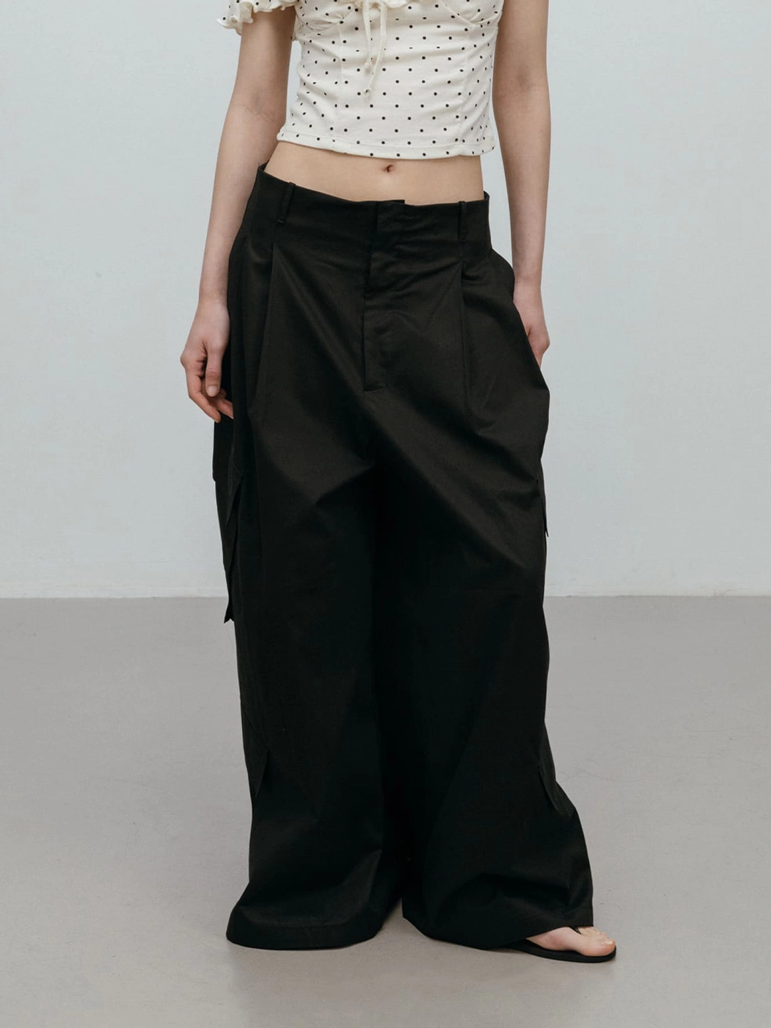 모이페어 PINTUCK CARGO PANTS / BLACK 상품 이미지 1