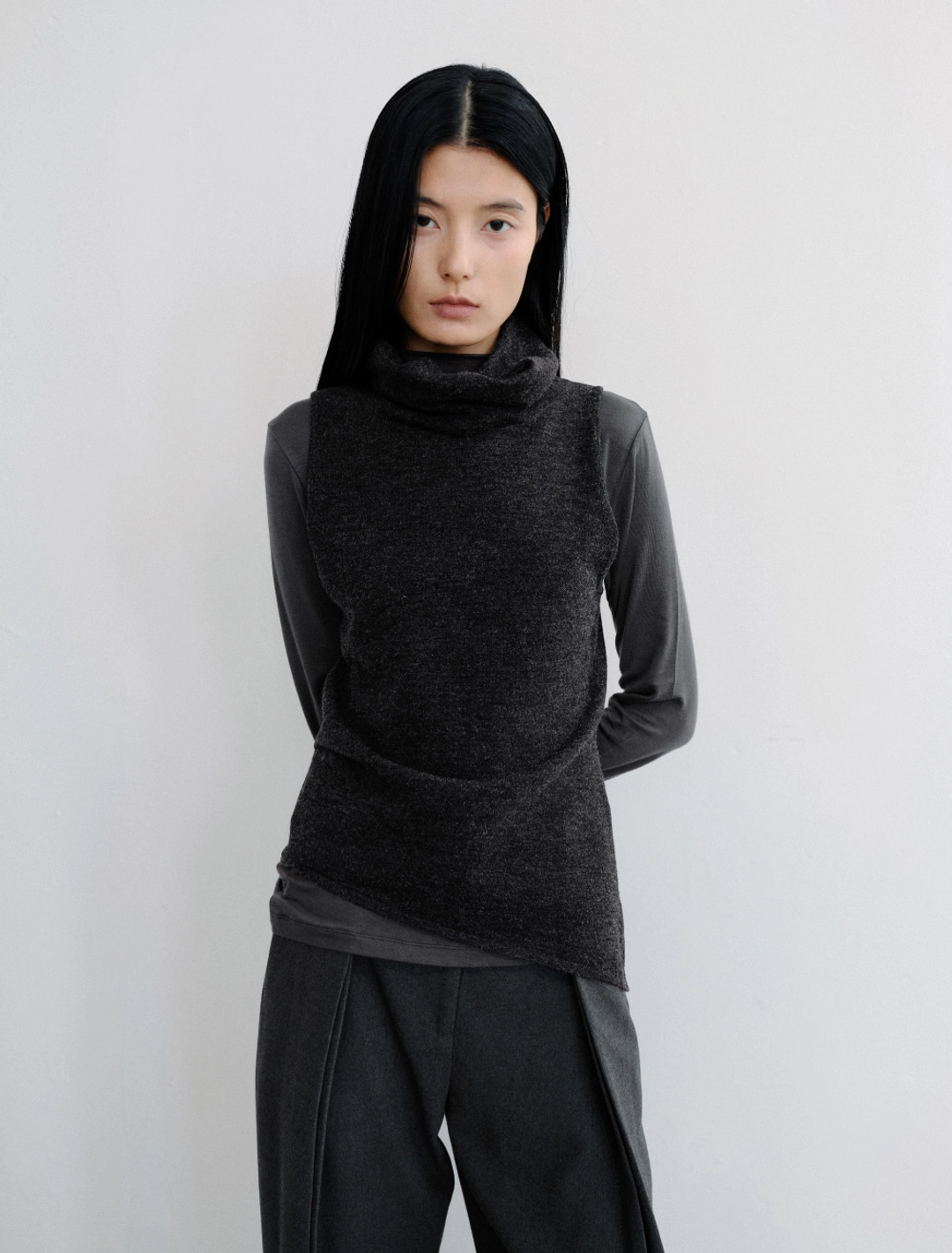 로우타이드 DRAPE COWL KNIT VEST [CHARCOAL] 상품 이미지 1