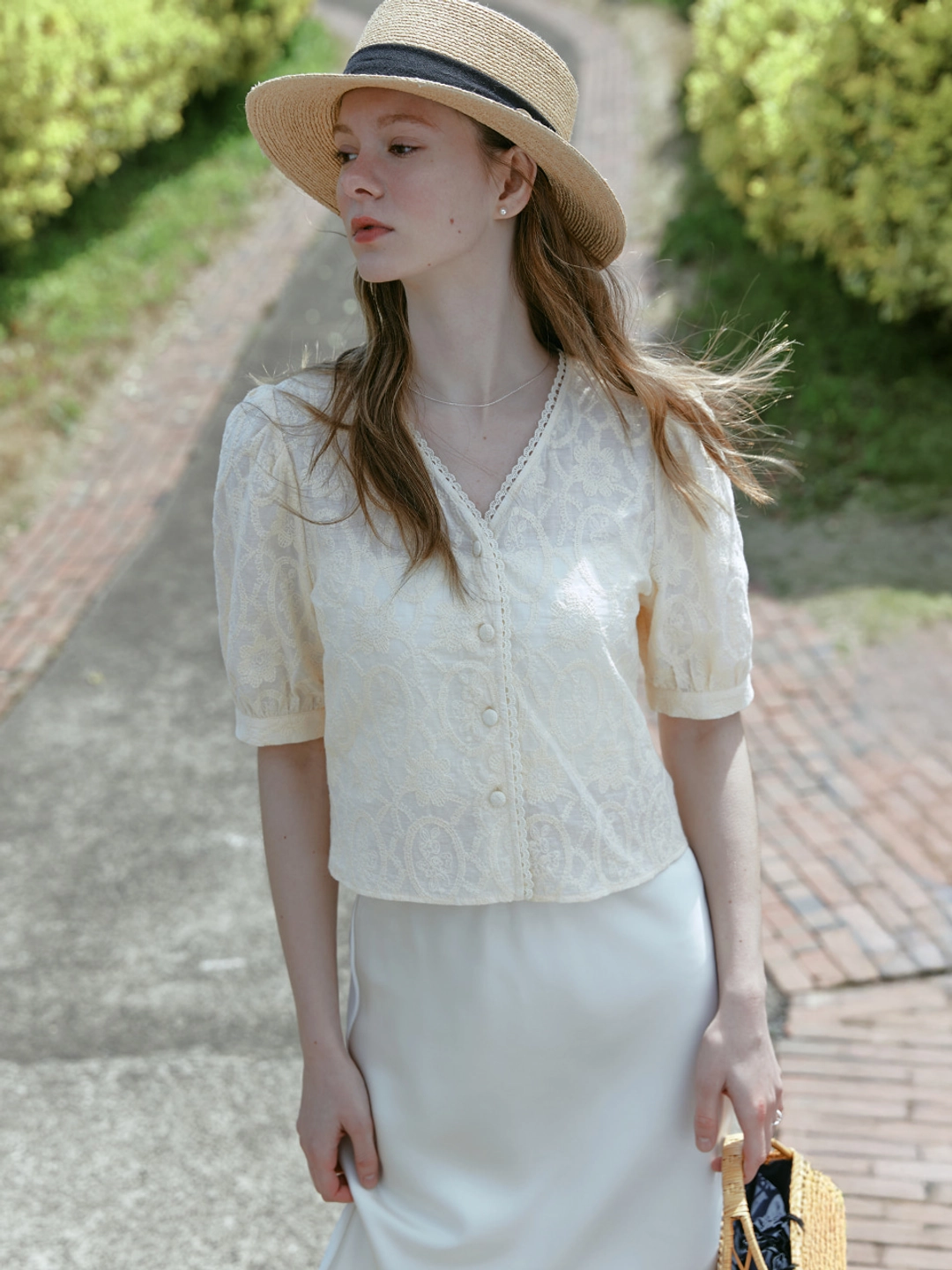 르니나 KOYA embroidery puff shirt_beige 상품 이미지 1