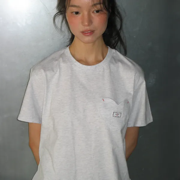 [6/10 순차배송] HEART POCKET OVER FIT SHORT SLEEVE T SHIRT WHITE MELANGE