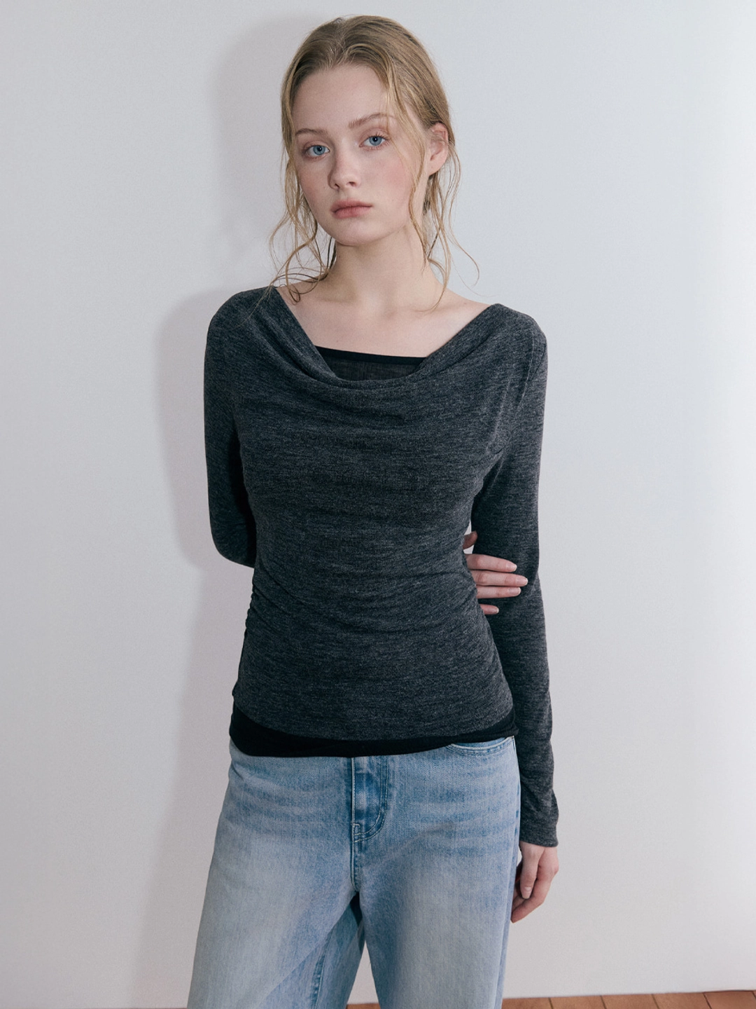 에트몽 Cowl Layered Shirring T-Shirt, Charcoal 상품 이미지 1