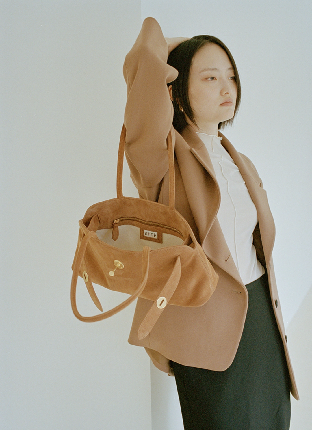 애테 [10/15 예약배송] SHIMO BAG (EW) VERSION_OAK SUEDE 상품 이미지 2