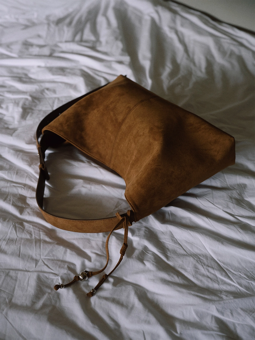 오브히 테이브 스웨이드 숄더백 Tave Suede Shoulder Bag_Chestnut 상품 이미지 3