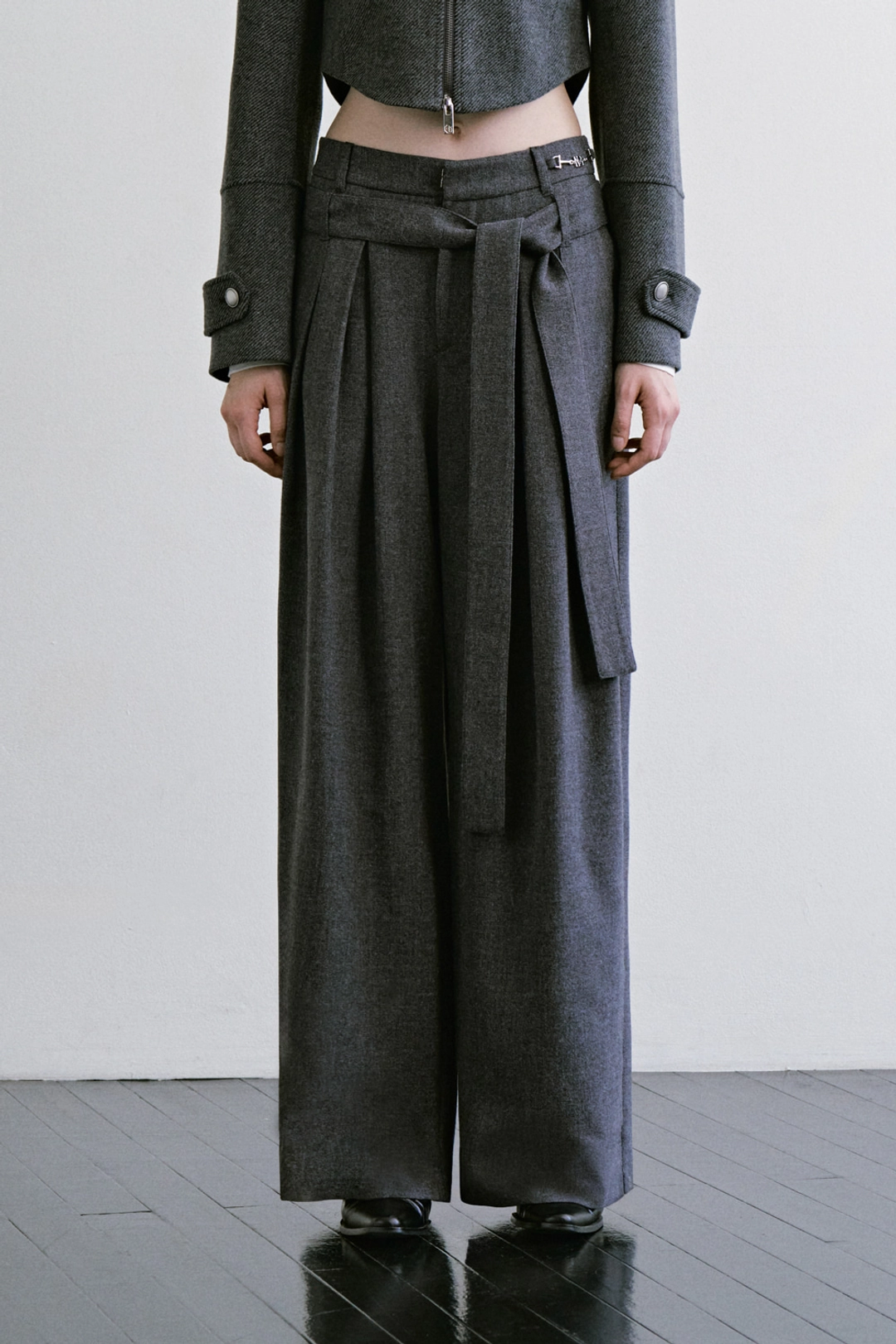 트리밍버드 Detachable Belt Pleated Slacks [ Charcoal ] 상품 이미지 1