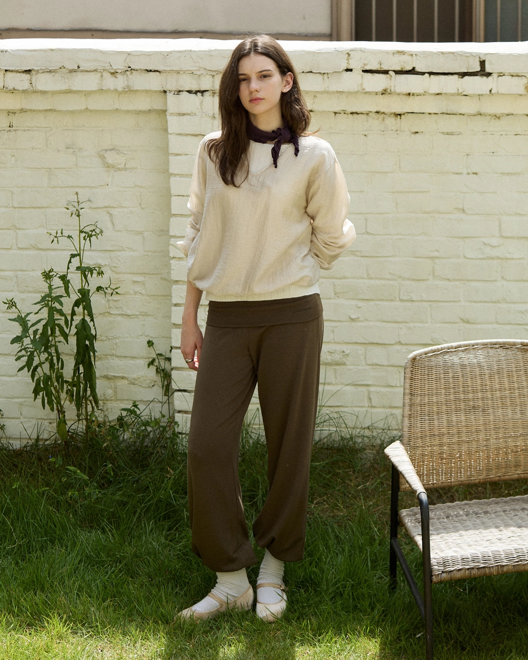 어다울 Silky lace line v neck easy blouse - beige 상품 이미지 3