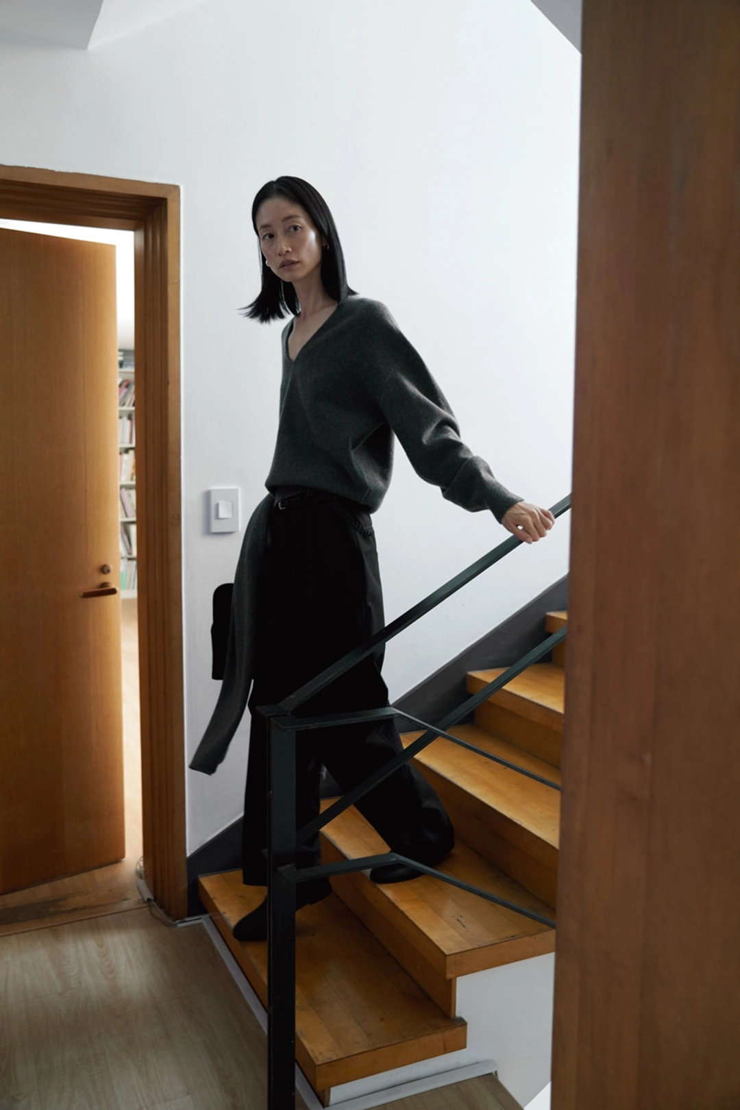 에이치에이트 [2ND] PLAIN V NECK SWEATER ( CHARCOAL ) 상품 이미지 2