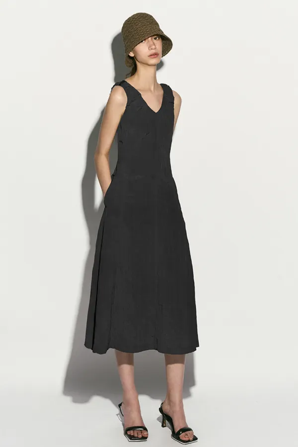 CRINKLED SLEEVELESS MIDI DRESS CHARCOAL GRAY