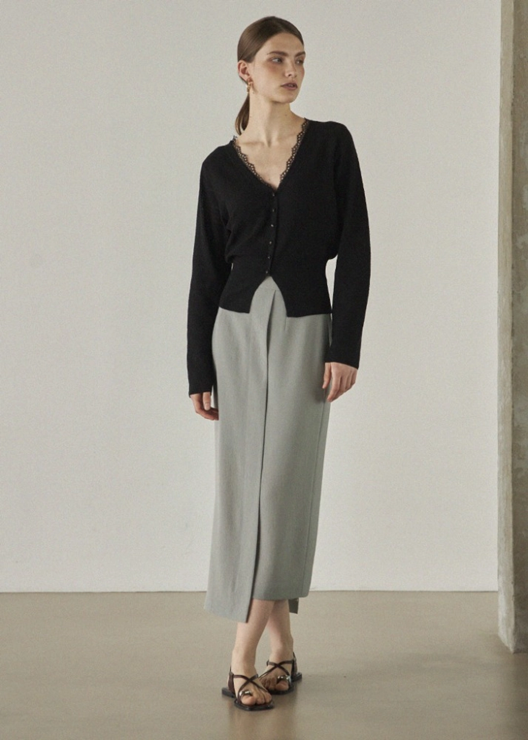 메종드이네스 LACED V-NECK CARDIGAN_BLACK 상품 이미지 1