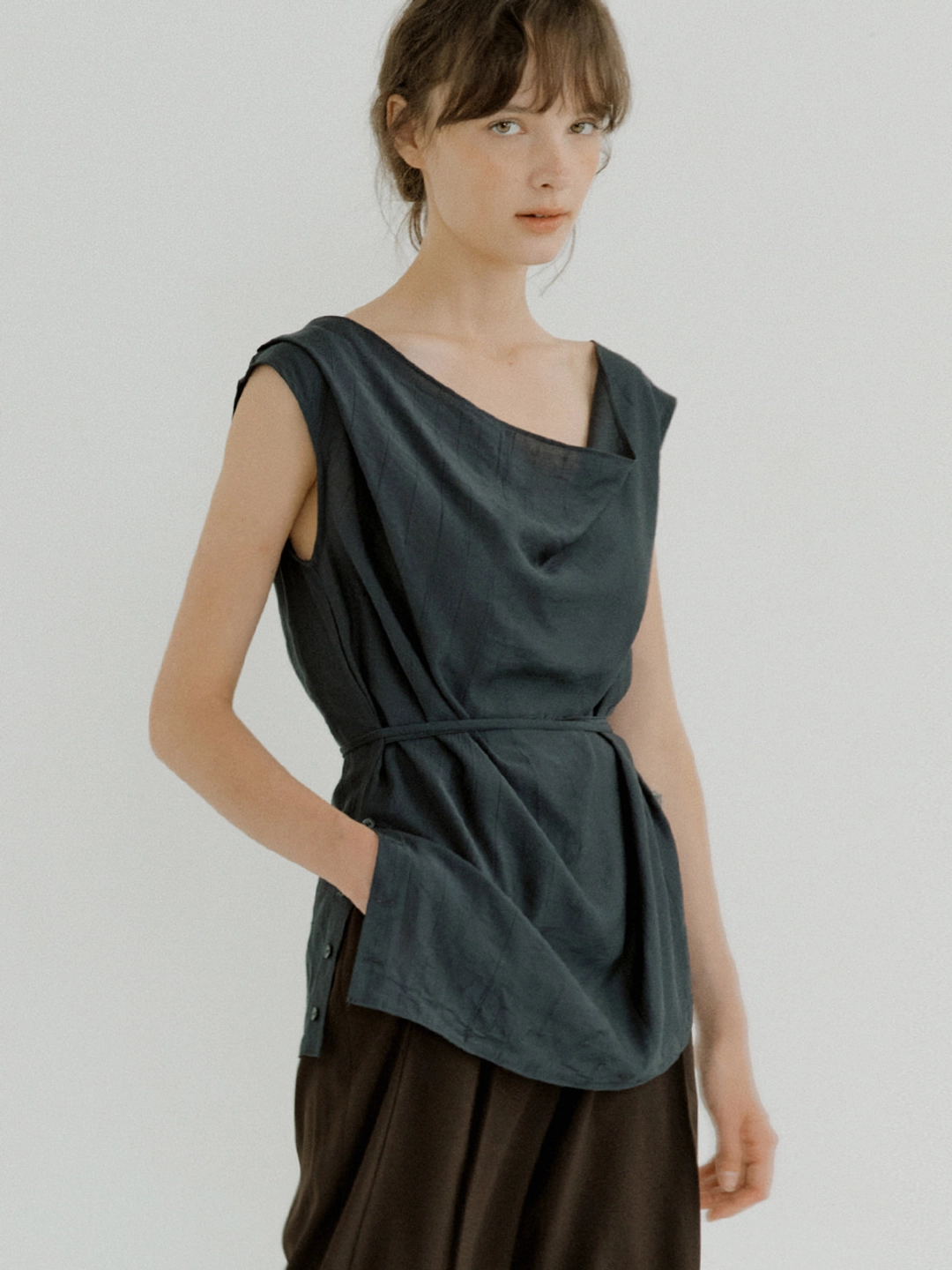 아워코모스 draped side open blouse (charcoal) orc 6080 상품 이미지 1