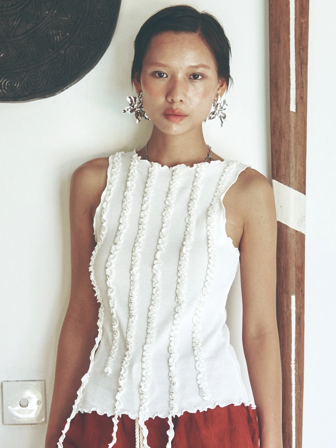 센토르 (5/19 예약배송) RIBBED FRILL SLEEVELESS TOP_IVORY 상품 이미지 1