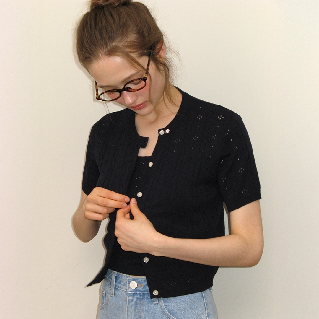 론론 EYELET BUTTON KNIT CARDIGAN NAVY 상품 이미지 1