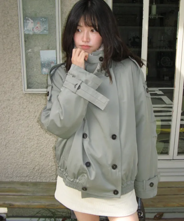 [10/1 순차배송] DETACHABLE TRIMMING HEART TRENCH JUMPER KHAKI