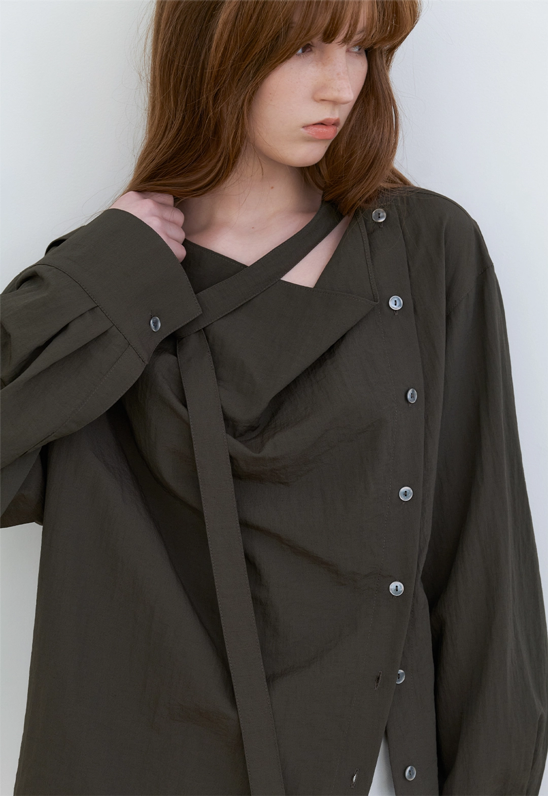 아뜰리에 나인 (Z-BL-4390)ASSYMETRIC TIED BLOUSE 상품 이미지 3