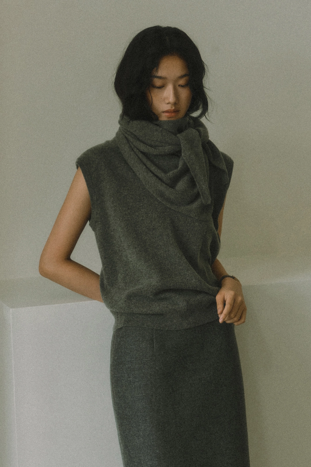 세이지먼트 VELOUR CASHMERE SHAWL MUFFLER_CHARCOAL 상품 이미지 2