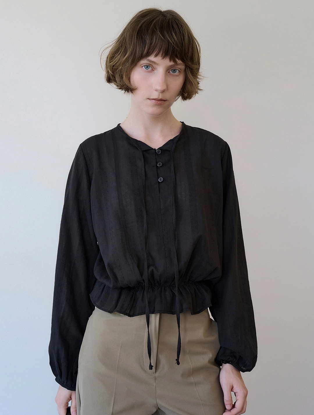 로에일 Frill strap crop blouse_Black 상품 이미지 1