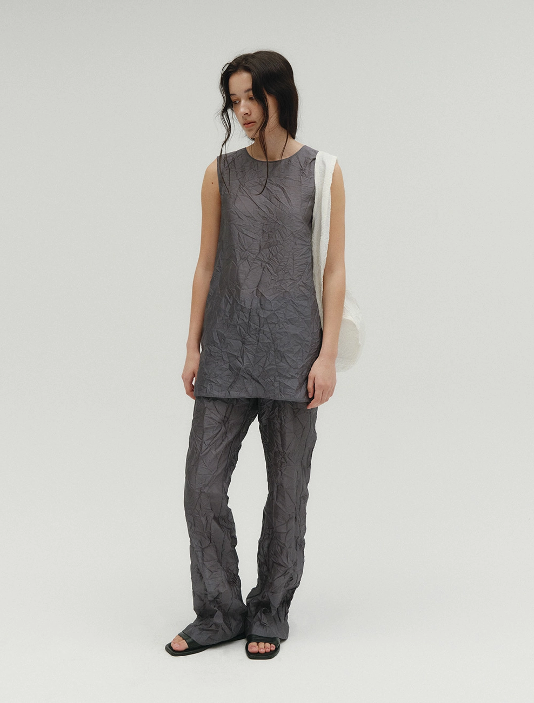 솔티페블 CRINKLED SHEER SLEEVELESS DRESS [DARK GREY] 상품 이미지 2