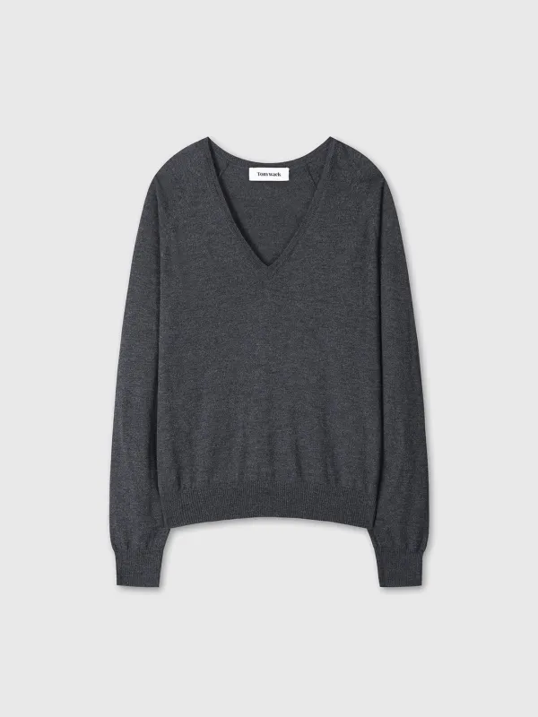 (W) SUPERFINE MERINO WOOL RAGLAN V-NECK SWEATER_ CHARCOAL