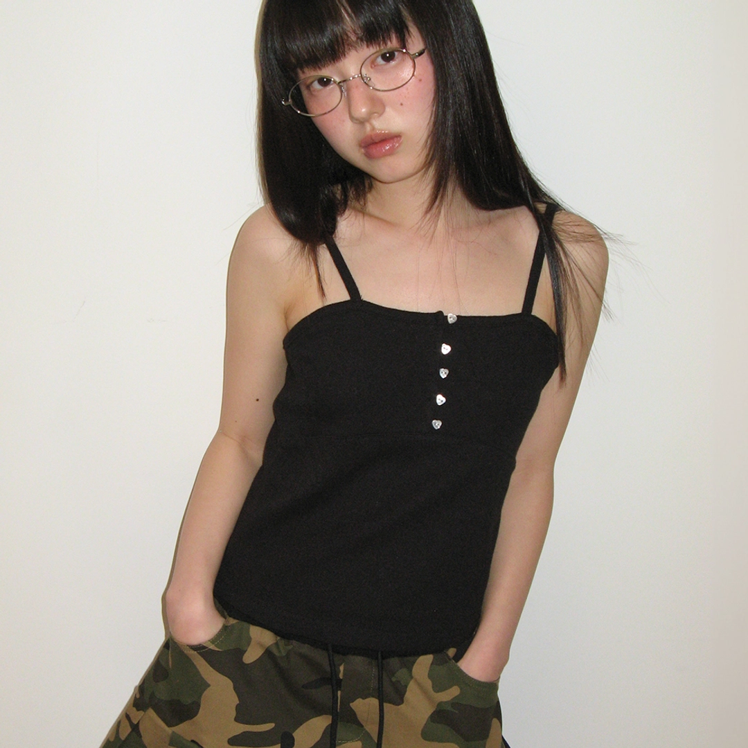 론론 HEART BUTTON GOLGI SLEEVELESS EYELET BLACK 상품 이미지 2