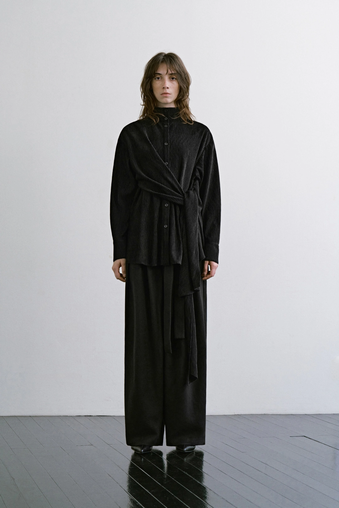 트리밍버드 Crinkled Velvet Wrap Blouse [ Black ] 상품 이미지 2