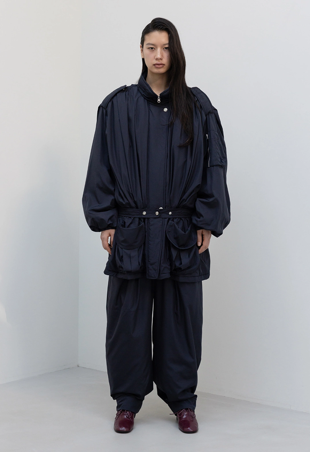 오픈와이와이 FLUID FULL GATHER PANTS, DARK NAVY 상품 이미지 2
