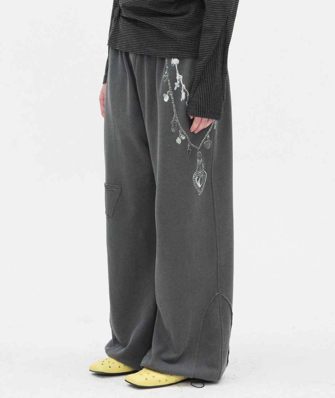 타입서비스 Raw Edge Graphic Sweatpants [Charcoal] 상품 이미지 2