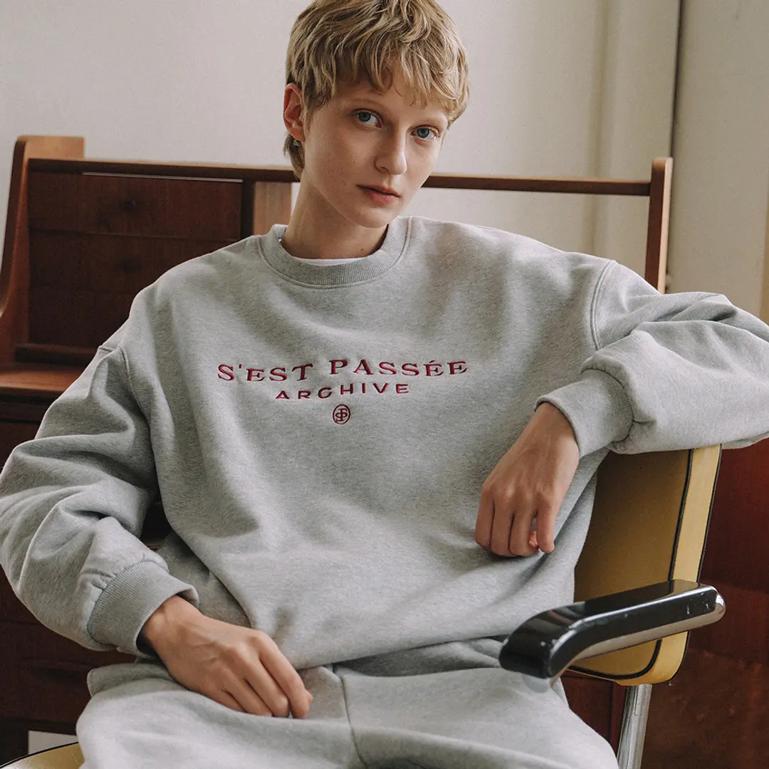 시야쥬 SITP5168 레터링 자수 기모 스웨트 셔츠_S\'est passee(쎄빠쎄)_Melange gray 상품 이미지 2