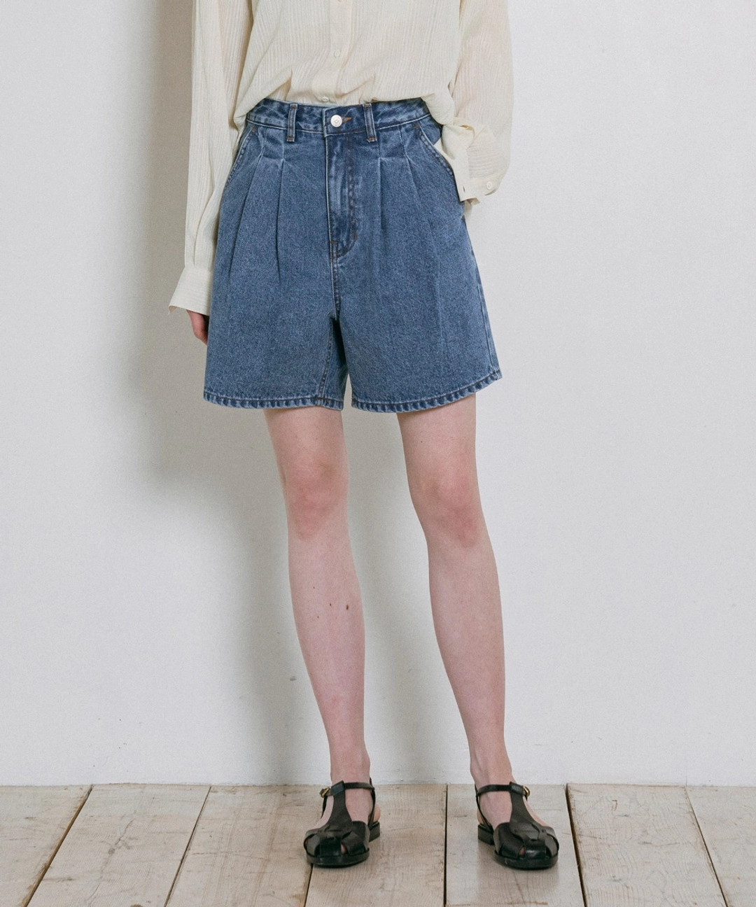 반원 아뜰리에 P3245 투턱 데님 쇼츠_Medium blue 상품 이미지 2