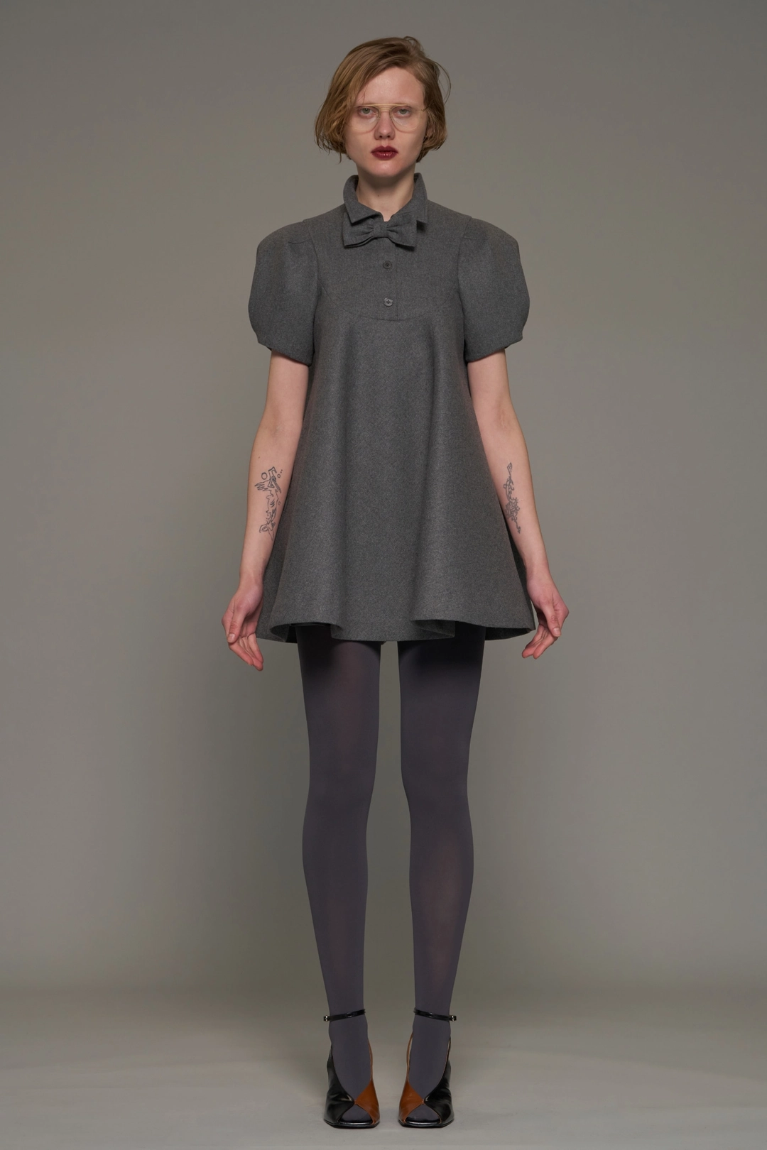 푸쉬버튼 FW26 GRAY BOW COLLAR FLARE MINI DRESS 상품 이미지 1