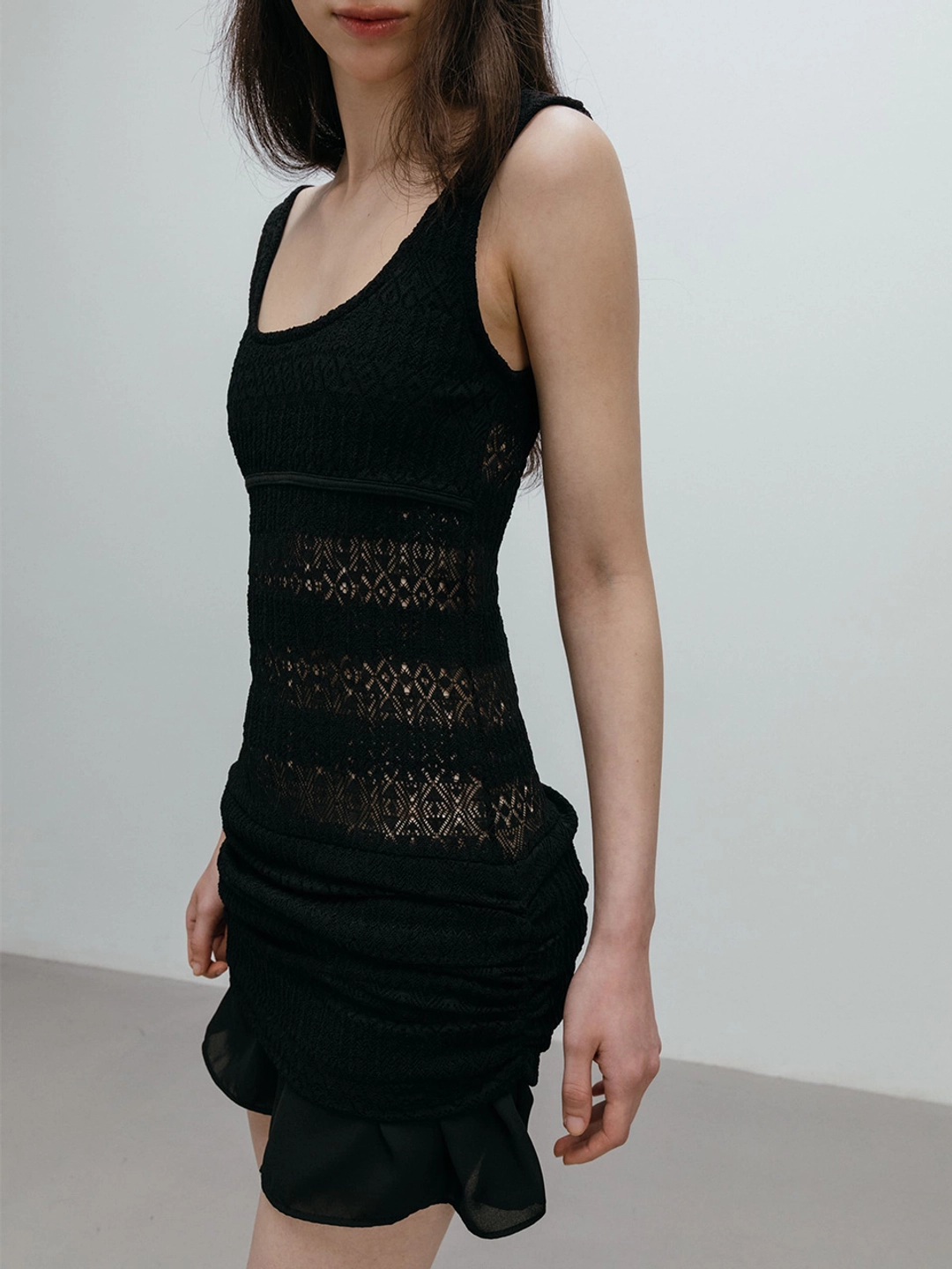 모이페어 CROCHET SHIRRING MINI DRESS / BLACK 상품 이미지 3