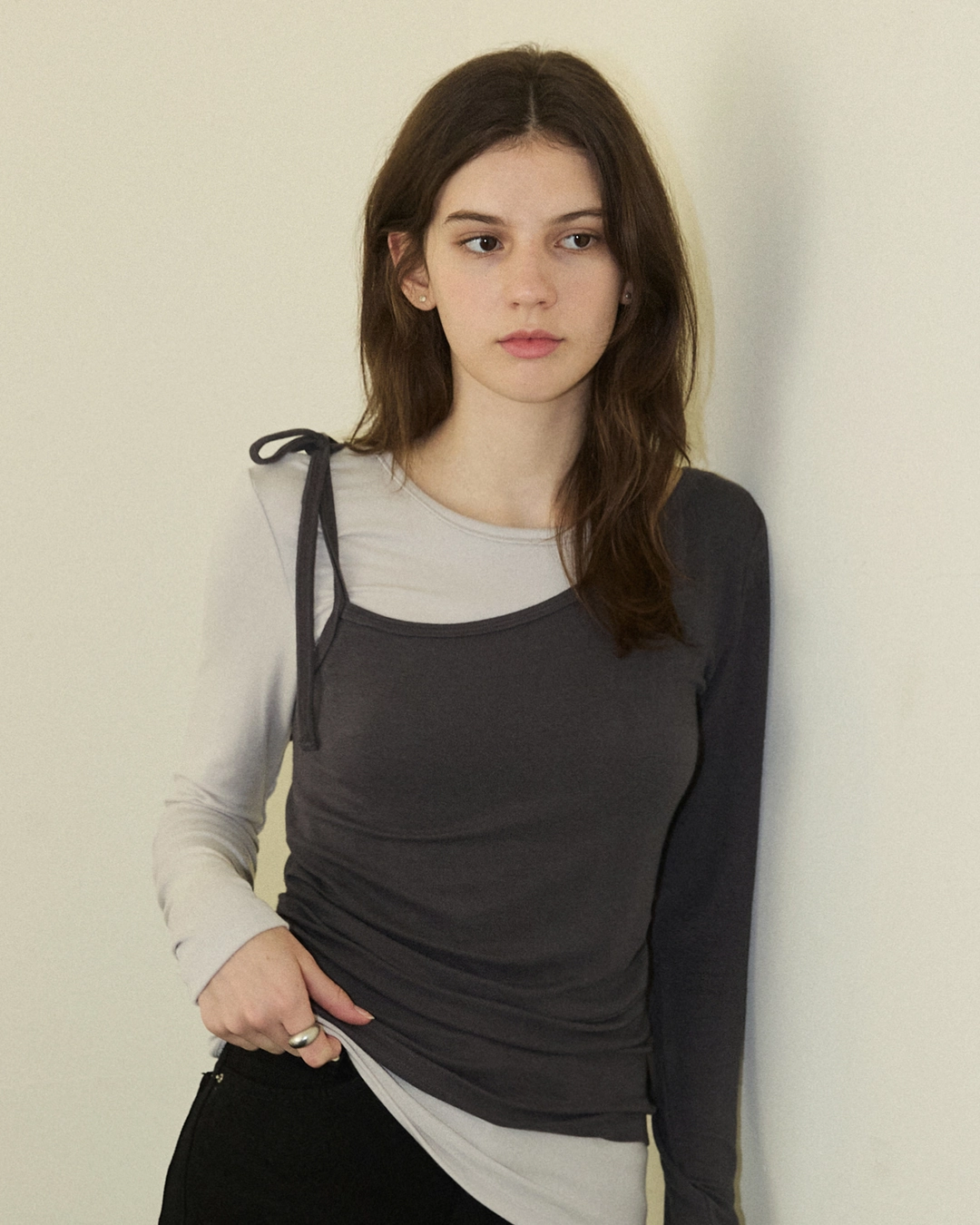 어다울 Layered ribbon shirring line t shirt - light grey 상품 이미지 2
