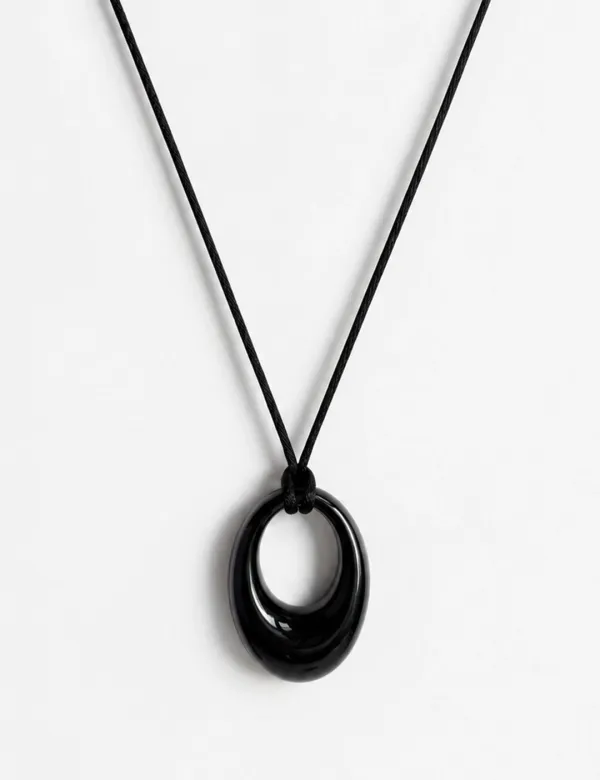 Homaika Oval Pendant Necklace(black)