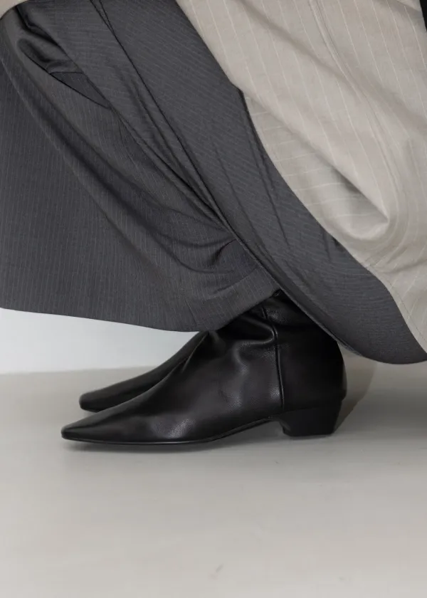 [Exclusive] Sleek Ankle Boots in Black