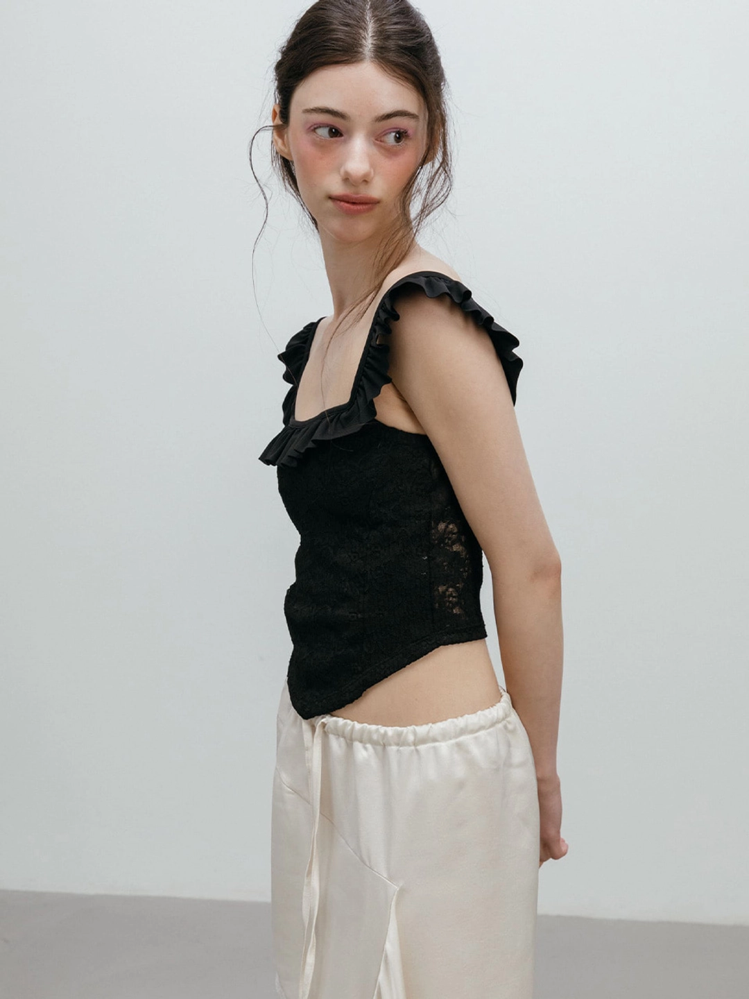 모이페어 [6/9 예약배송] FRILL LACE SLEEVELESS / BLACK 상품 이미지 3