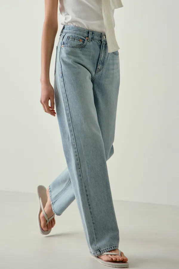relaxed straight jeans (light blue)
