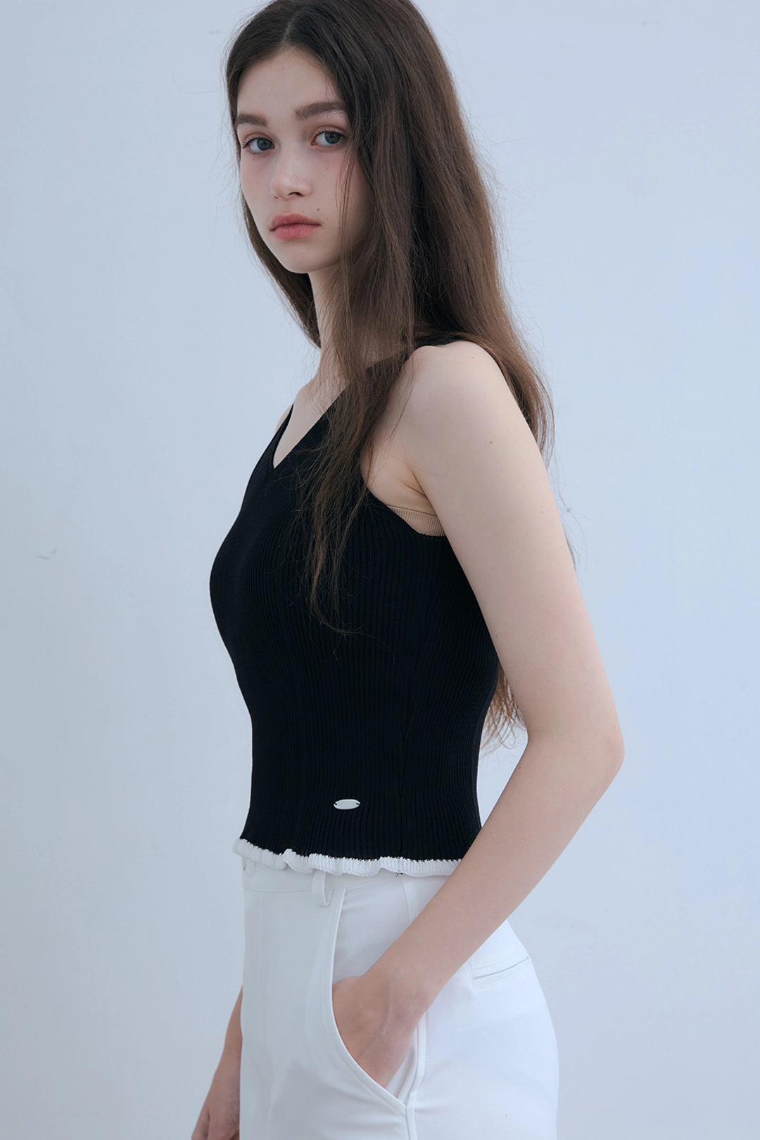 오디에르 배색러플 골지 슬리브리스-블랙 상품 이미지 2