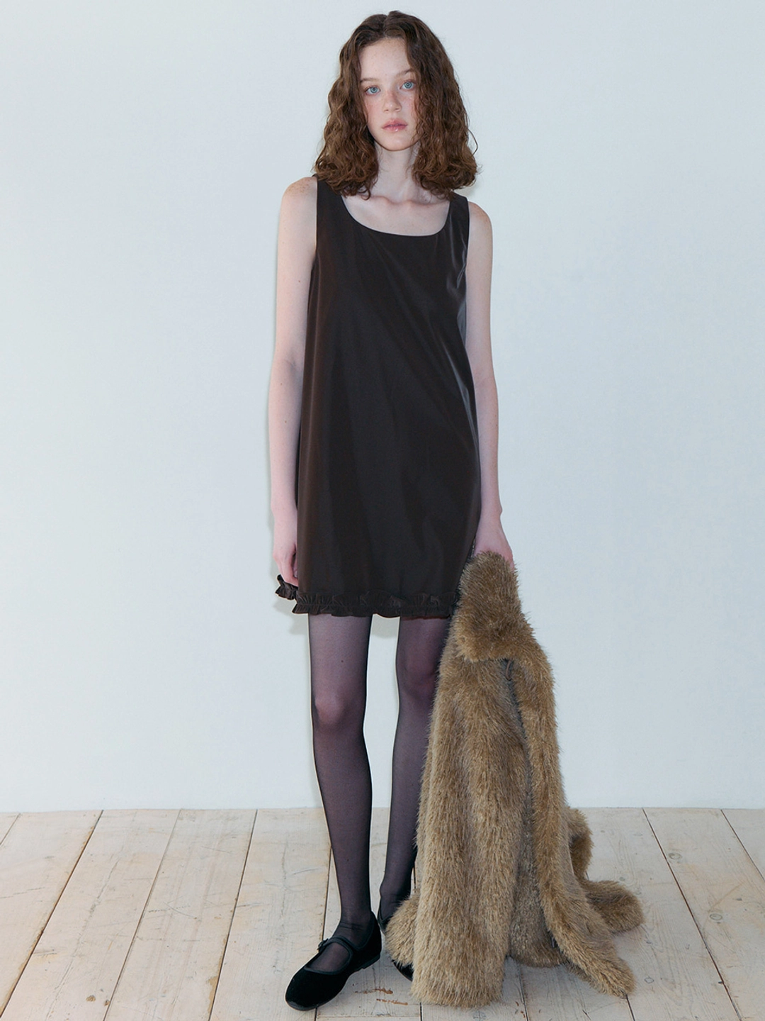 에트몽 Frill Sleeveless Mini Dress, Brown 상품 이미지 2