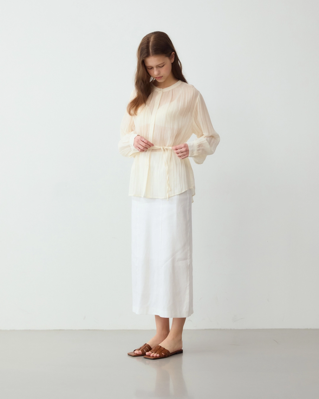 어다울 Wrinkle see through belted blouse - cream 상품 이미지 3