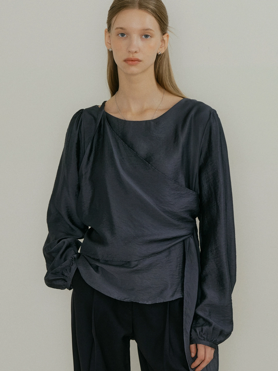 아워코모스 comos 1542 unbalance twisted wrap blouse (charcoal) 상품 이미지 1