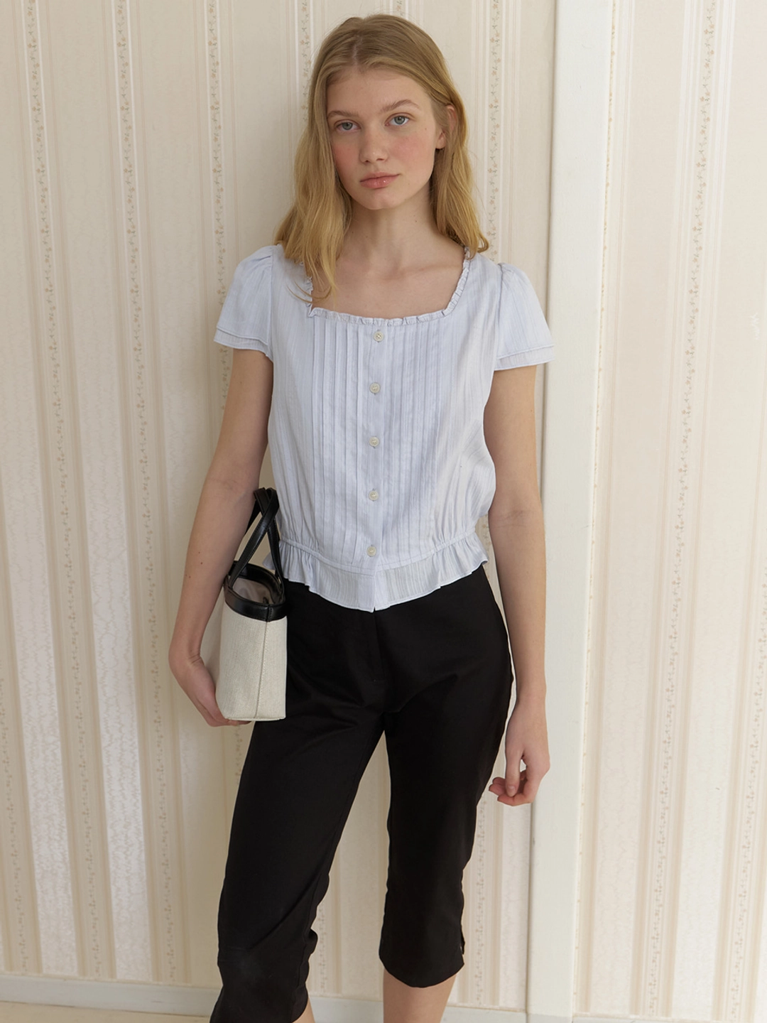 어몽 A RUFFLE SQUARE-NECK BLOUSE_LIGHT BLUE 상품 이미지 2