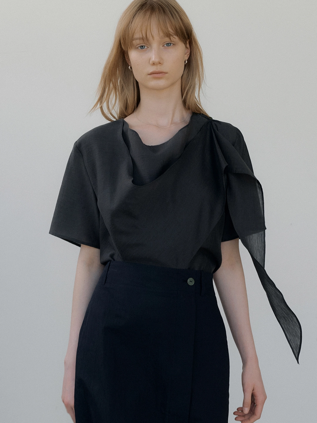 아워코모스 (5/27 예약배송) double draped scarf blouse (charcoal) orc 6023 상품 이미지 1
