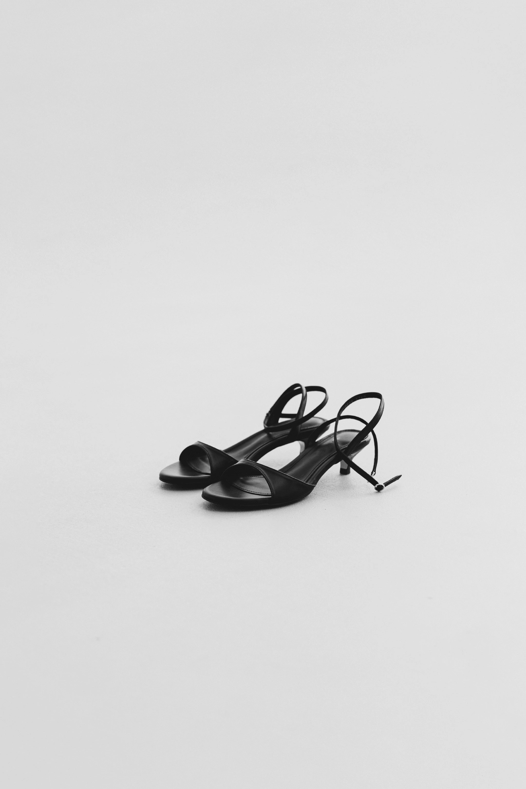 스앨더 45747_Black strap kitten heeled sandals 상품 이미지 1